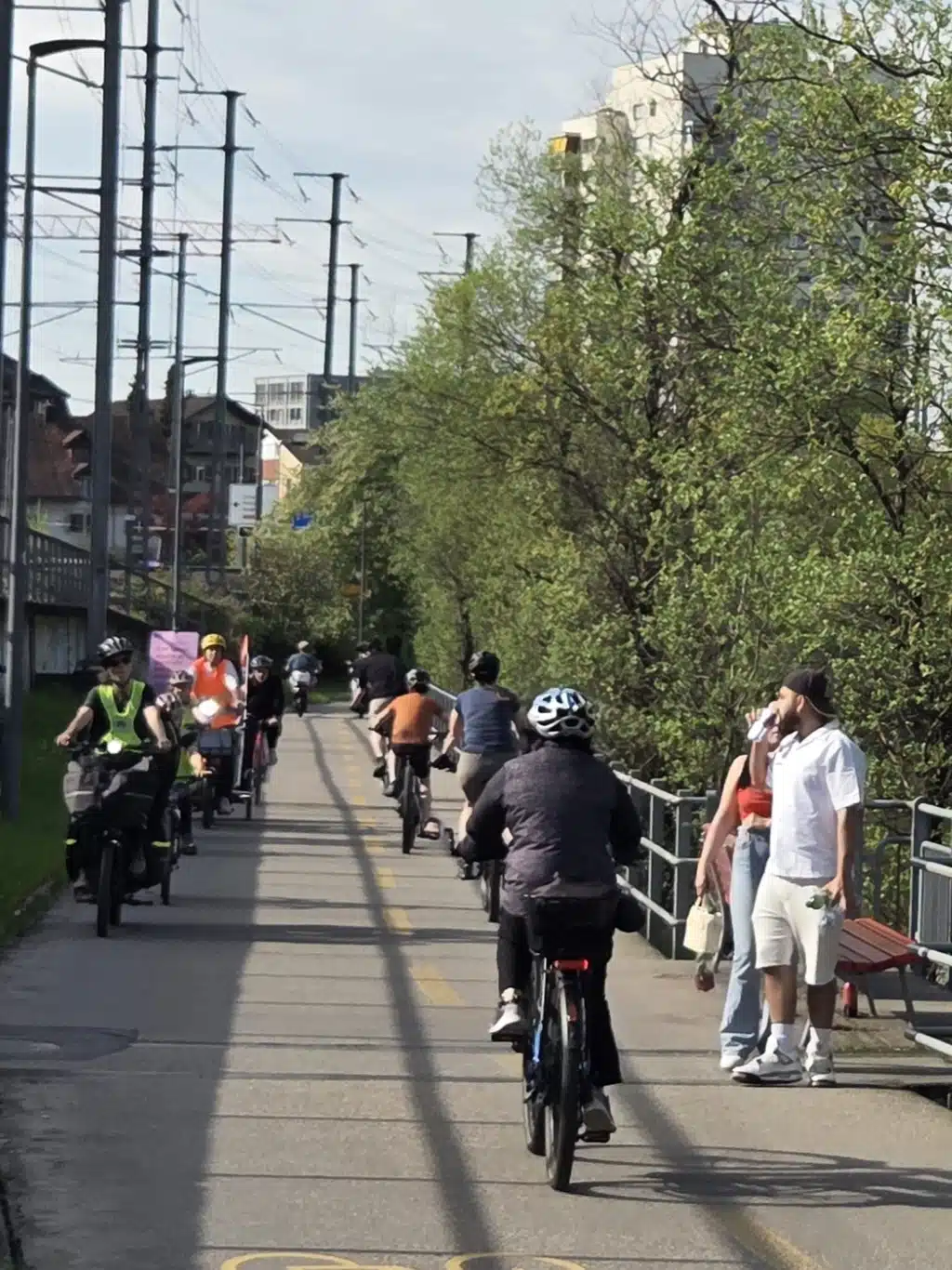 Viele Velofahrende und zu Fussgehende auf dem engen Xylophon weg