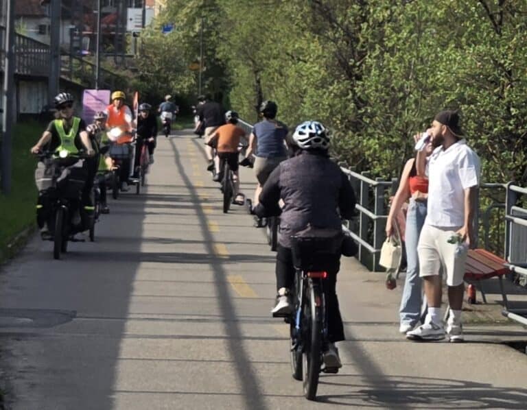 Viele Radfahrende und zu Fussgehende auf dem engen Xylophonweg