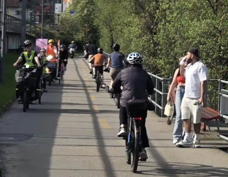 Viele Radfahrende und zu Fussgehende auf dem engen Xylophonweg