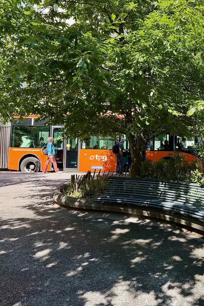Person steigt in Genf in einen Bus